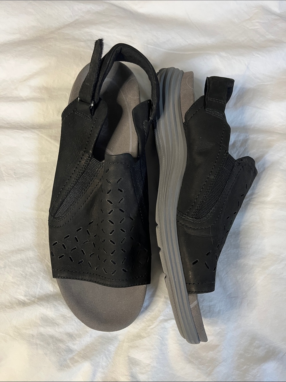 Aravon sandals in black and grey combo